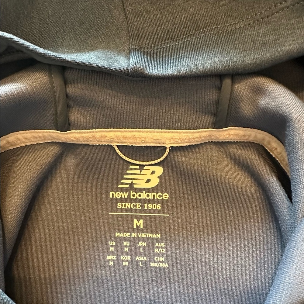 New Balance Woman’s speed run Sweater in stone blue heather. - Picture 6 of 8